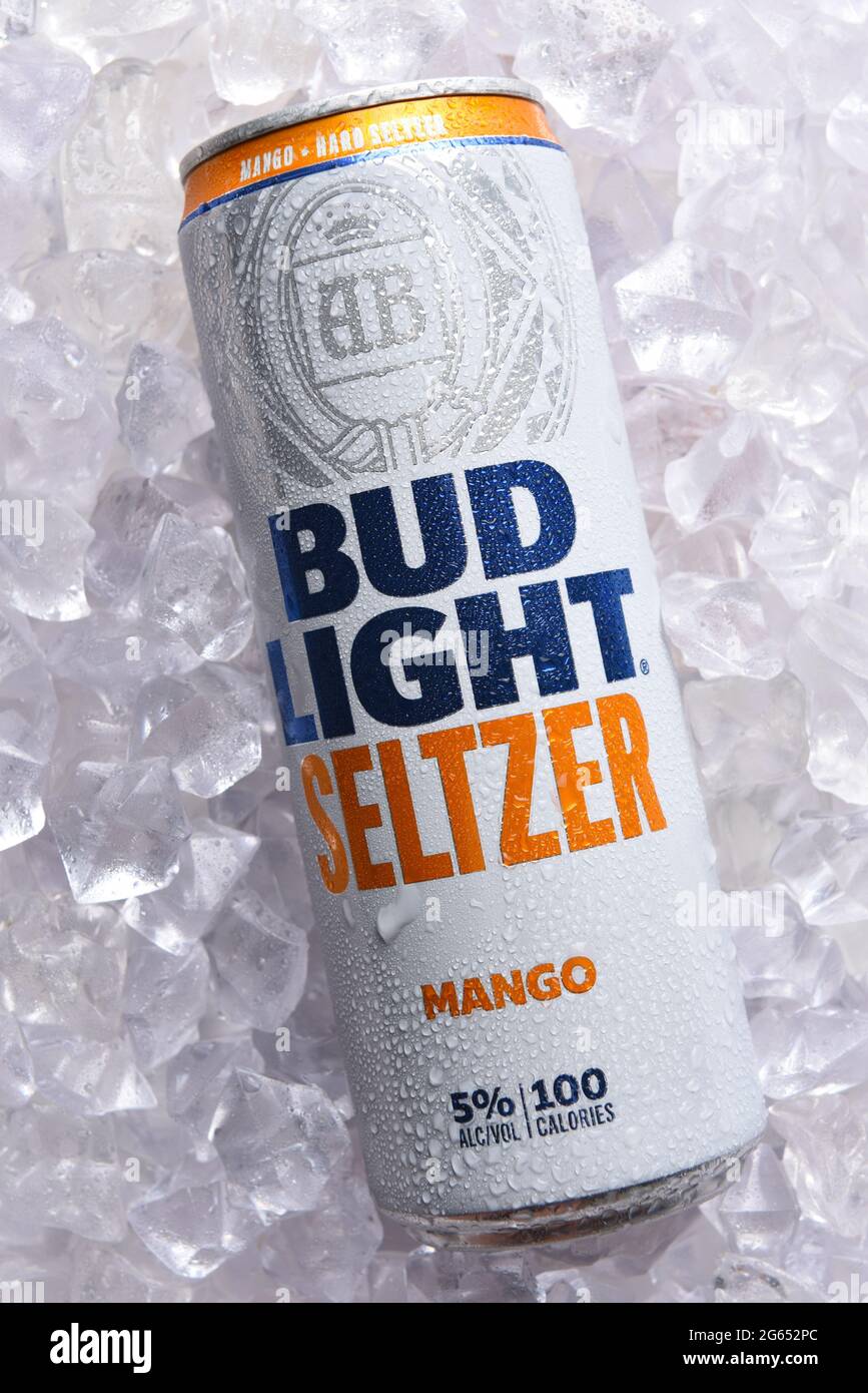 IRIVNE, CAIFORNIA - 2. JULI 2021: Eine Dose Bud Light Seltzer Mango aromatisiertes alkoholisches Getränk. Stockfoto