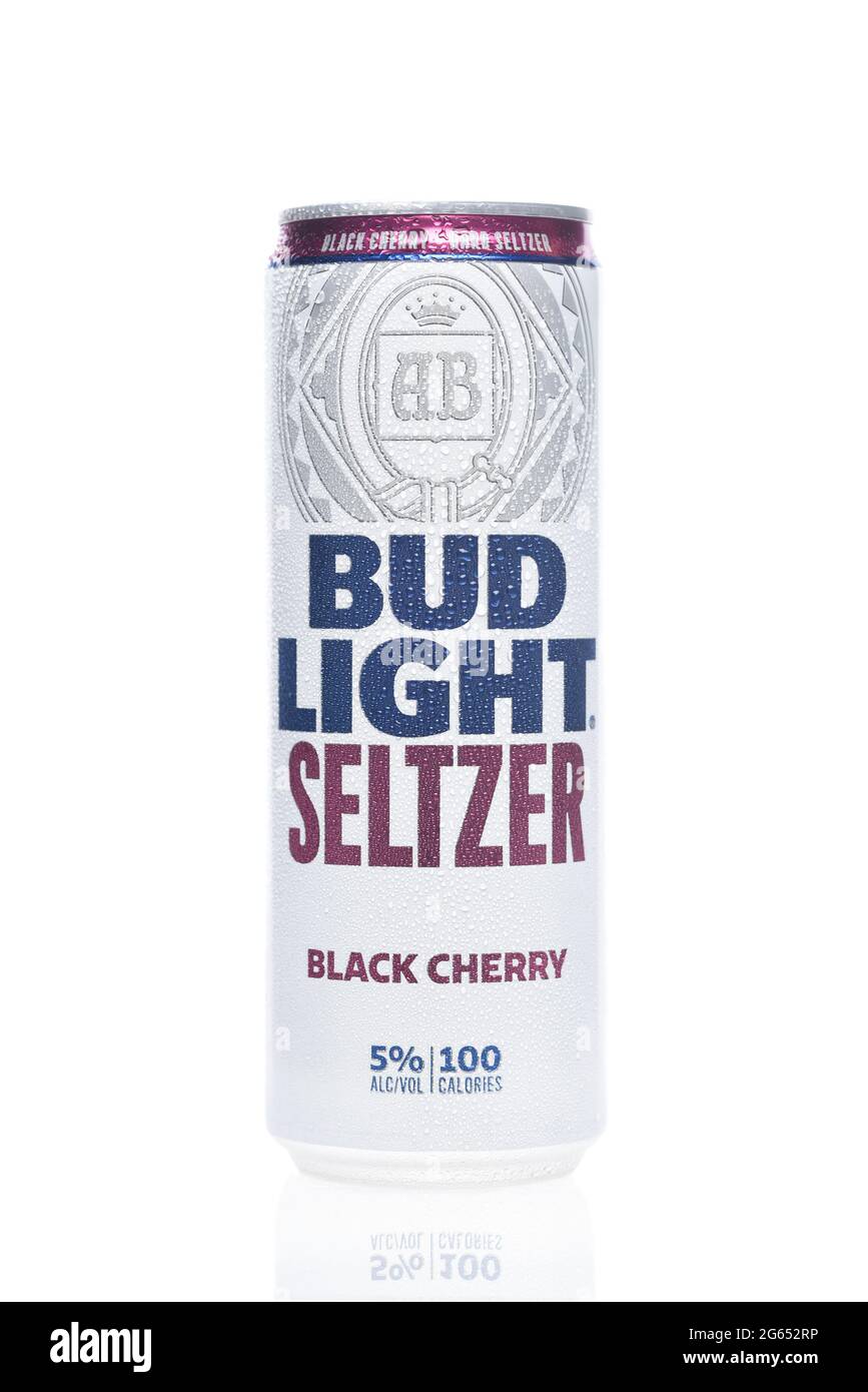 IRIVNE, CAIFORNIA - 2. JULI 2021: Eine Dose Bud Light Seltzer Black Cherry aromatisiertes alkoholisches Getränk. Stockfoto