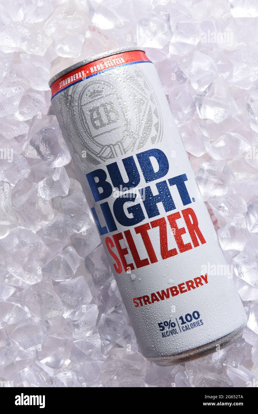 IRIVNE, CAIFORNIA - 2. JULI 2021: Eine Dose Bud Light Seltzer alkoholisches Getränk mit Erdbeergeschmack in einem Eisbett. Stockfoto