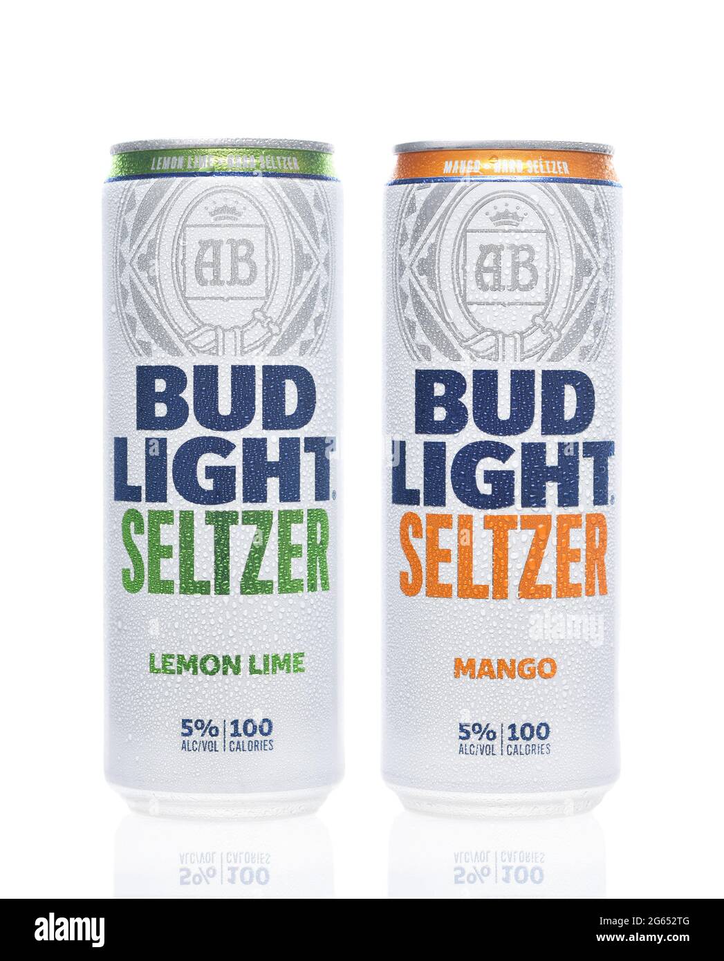 IRIVNE, CAIFORNIA - 2. JULI 2021: Zwei Dosen mit Bud Light Seltzer, Lemon Lime und Mango aromatisierten alkoholischen Getränken. Stockfoto