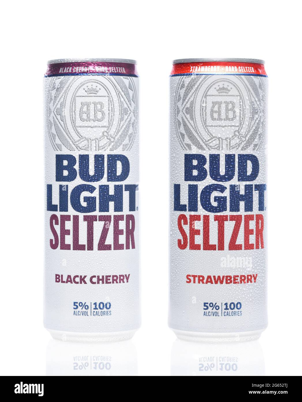 IRIVNE, CAIFORNIA - 2. JULI 2021: Zwei Dosen Bud Light Seltzer, Strawberry und Black Cherry aromatisierten alkoholischen Getränken. Stockfoto