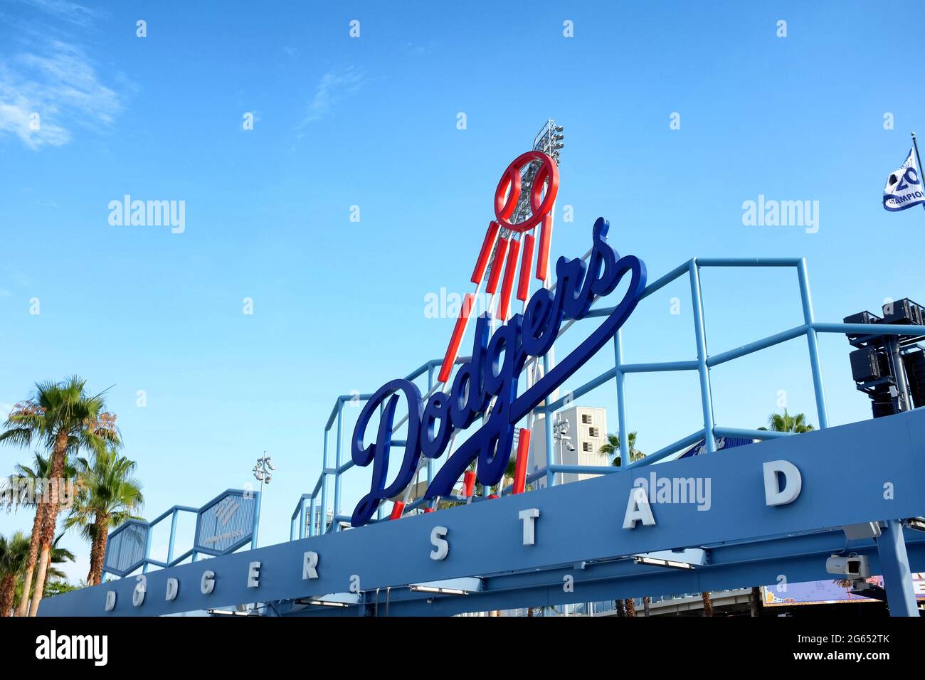 LOS ANGELES, KALIFORNIEN, 29. JUNI 2021: Dodger Stadium. Nahaufnahme des Baseballs-Teams-Logos am Eingang des Centerfield. Stockfoto