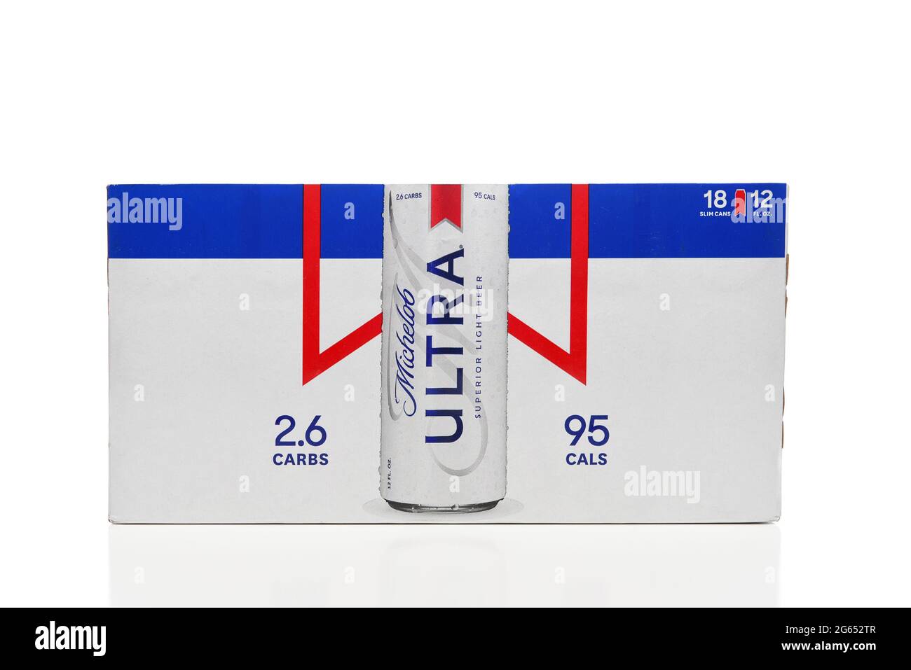 IRIVNE, CAIFORNIA - 2. JULI 2021: Eine Packung mit 18 Michelob Ultra Beer Slim Dosen. Stockfoto