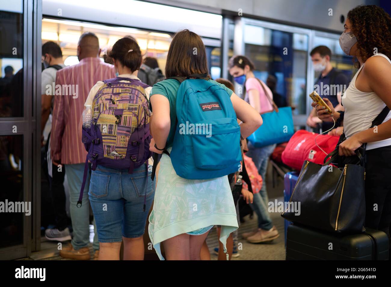 Brooklyn, New York, USA. Juli 2021. Urlaub am Wochenende am 4. Juli: Reisende, die mit dem AirTrain zum Flughafen JFK fahren. Queens, New York. 20210702 NEUE Gutschrift: Edna Leshowitz/ZUMA Wire/Alamy Live News Stockfoto