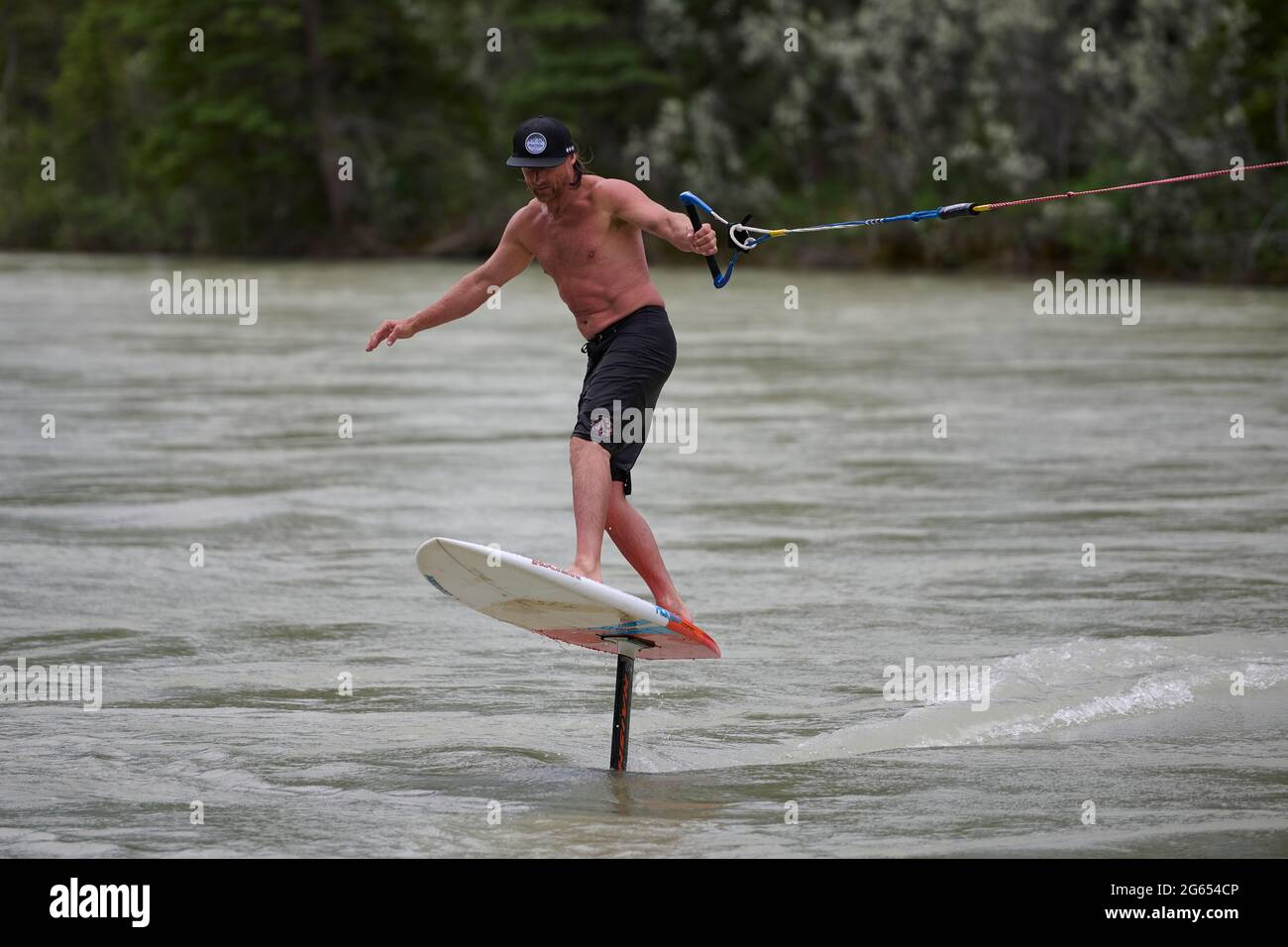 Todd Ril-Surfen (Foil Boarding) während des Flußes im Frühling im Bow River, Canmore, Alberta, Kanada. Stockfoto