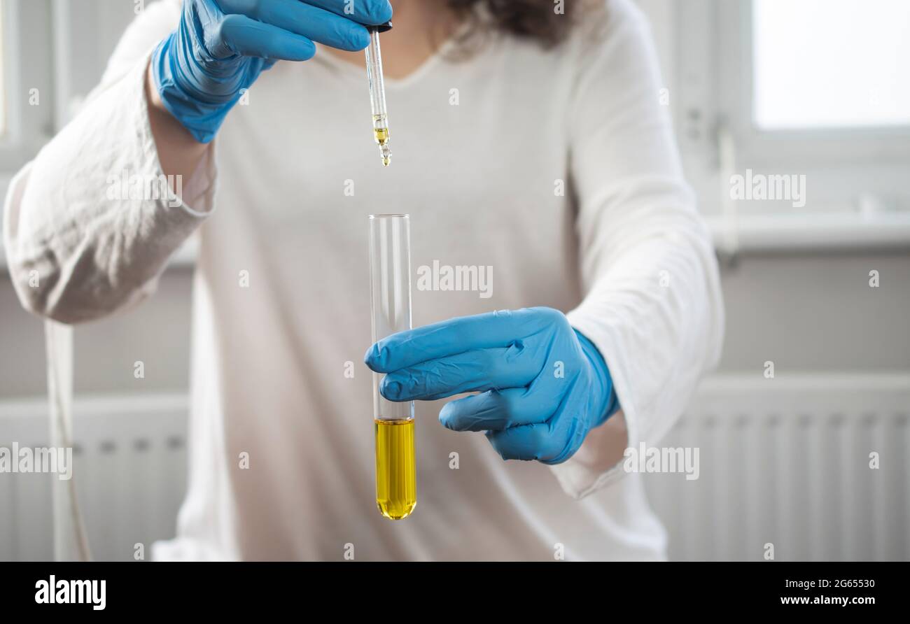 Saubere und sterile Falllösung mit einem Gestreifer mit einer Pipette in einem Reagenzglas Stockfoto