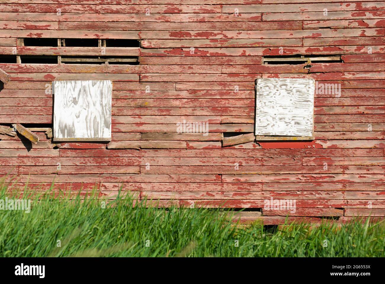 Außenwand auf altem Holz roten Scheune mit vertäfeltem Fenster Stockfoto