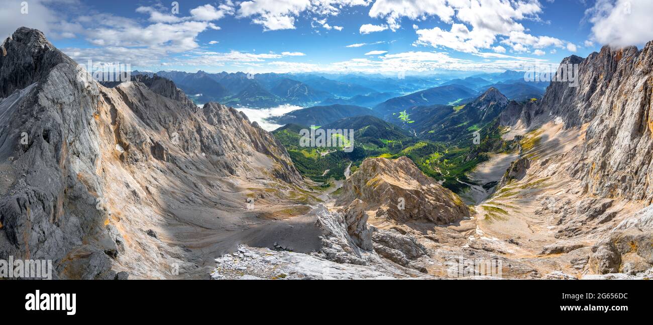 Panoramabild vom Skywalk oder Hunerkogel im Hohen Dachstein. Breite und weite alpine Landschaft an einem sonnigen Sommertag mit blauem Himmel und weichen Stockfoto