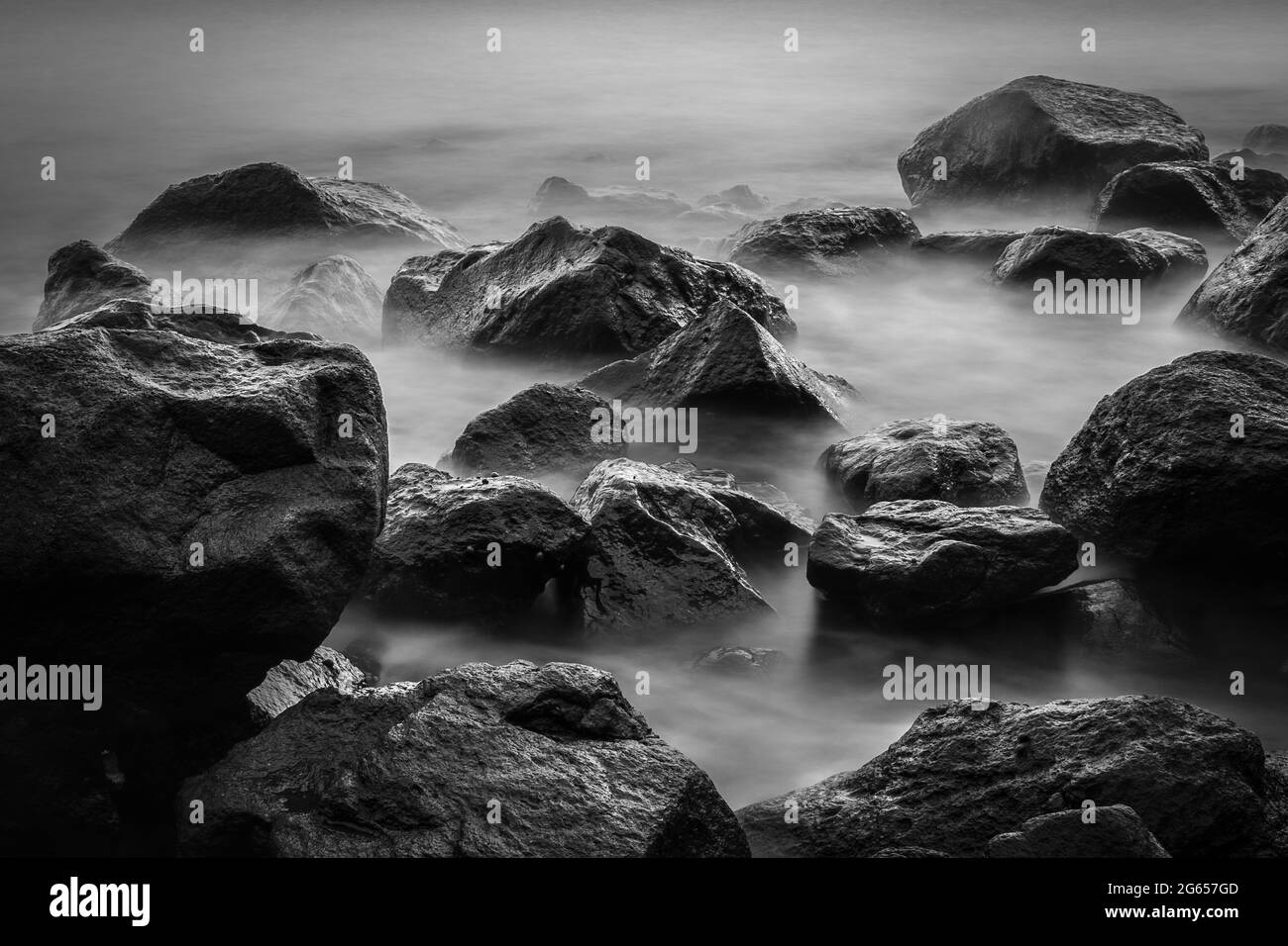 Felsen und fließende Wellen Stockfoto