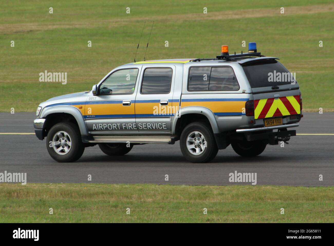 0617 (SK54 VXU), ein Toyota Hilux Invincible GTX, der vom Feuerwehr- und Rettungsdienst des Flughafens Glasgow Prestwick am Flughafen Prestwick in Ayrshire betrieben wird. Stockfoto