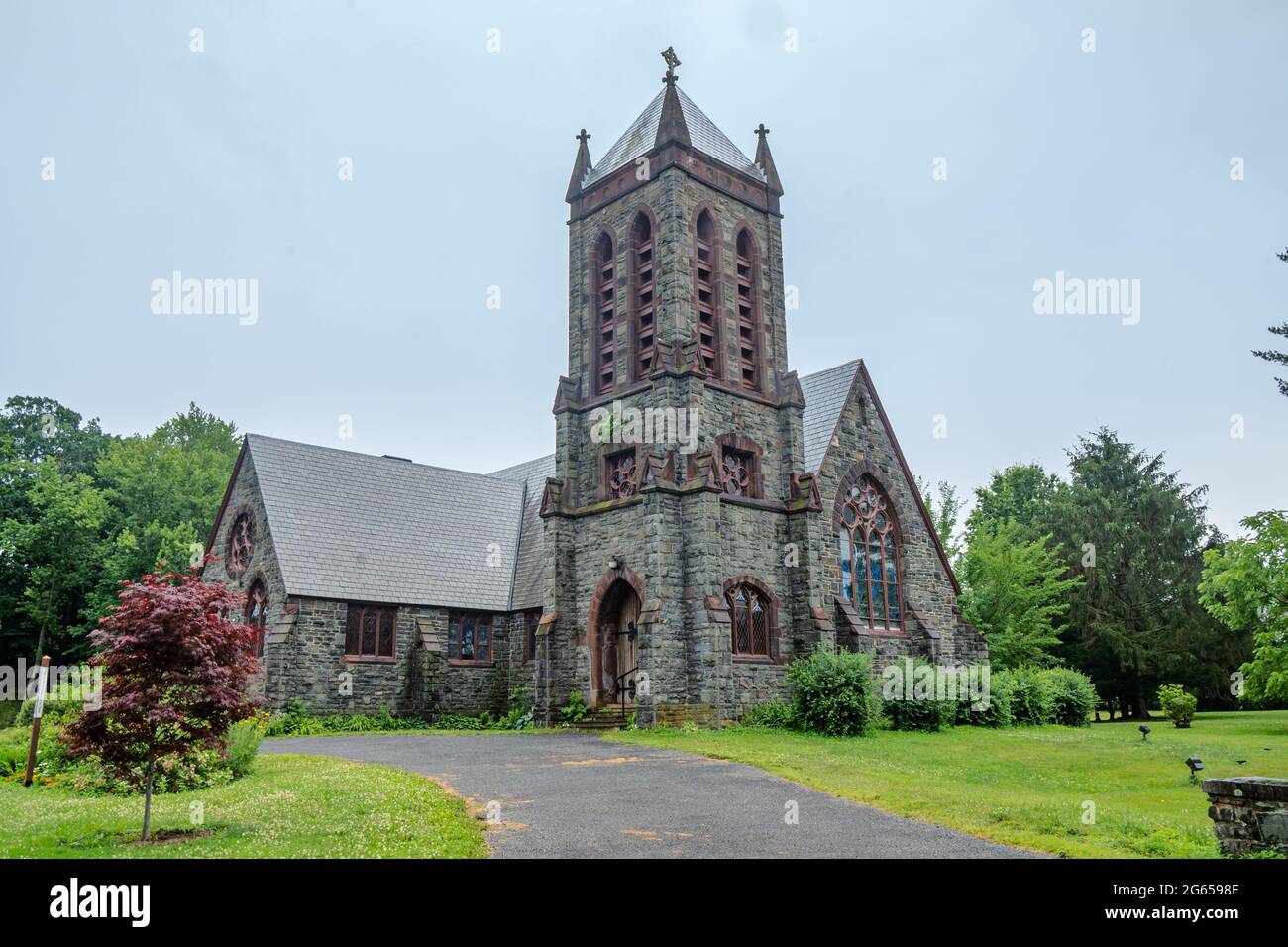 Staatsburg, NY - USA -1. Juli 2021: Dreiviertelansicht der St. Margaret's Episcopal Church, erbaut von Richard Upjohn im Jahr 1892. Bekannt für seine Glasmalerei Stockfoto