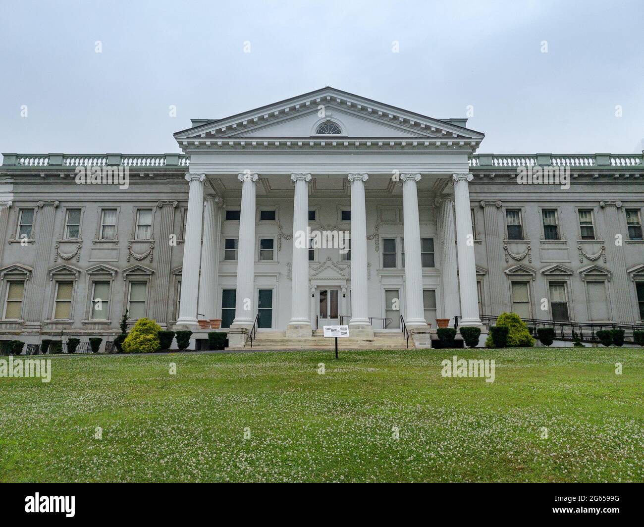 Staatsburg, NY - USA -1. Juli 2021: Landschaftsansicht der Staatsburgh State Historic Site, einer Beaux-Arts-Villa, die von McKim, Mead und White entworfen wurde. Stockfoto