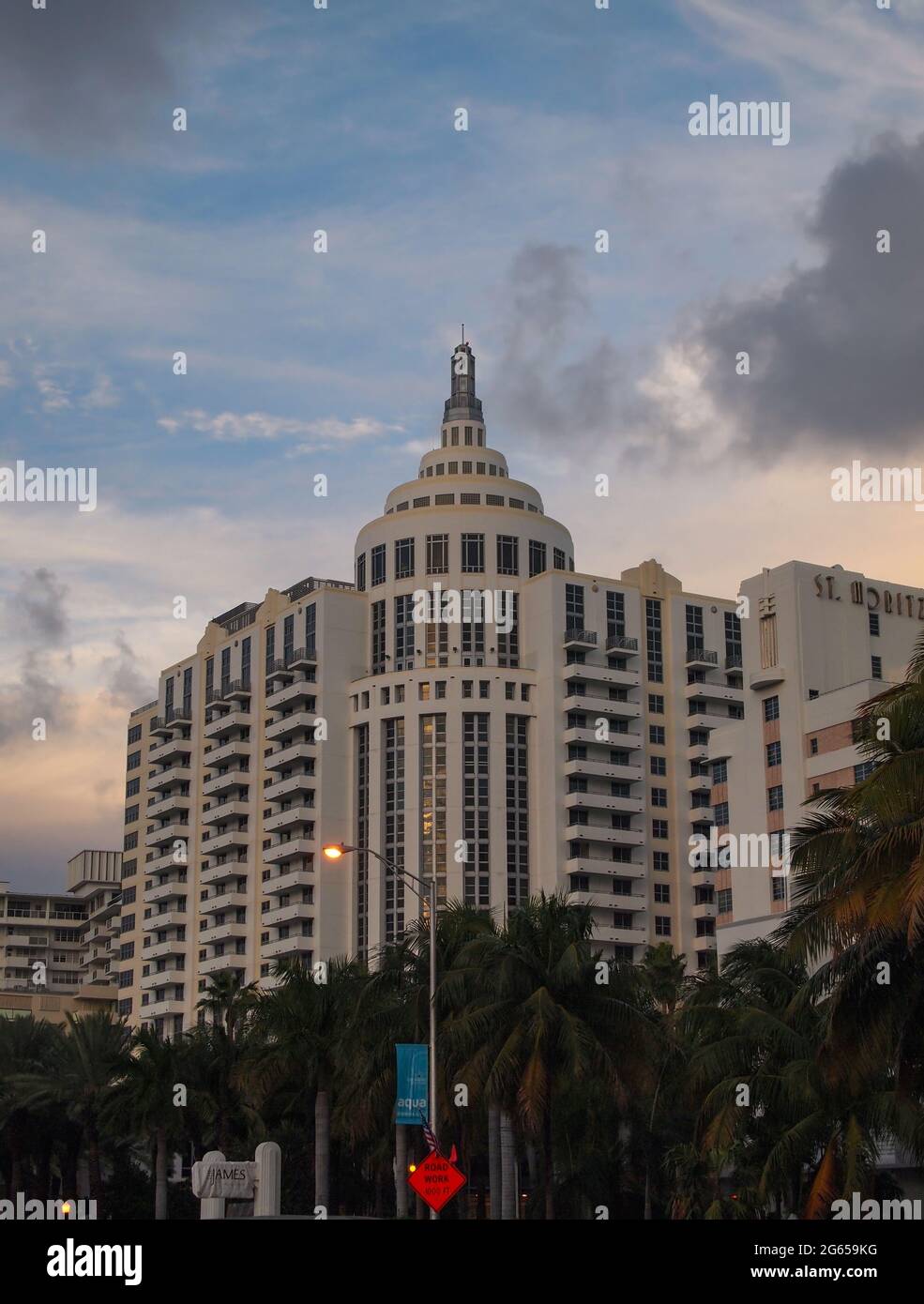 MIAMI, FLORIDA - 12. NOVEMBER 2012: Das original Art Deco 1939 St. Moritz Hotel wurde renoviert und in das Loews Beach Miami Hotel eingebettet Stockfoto
