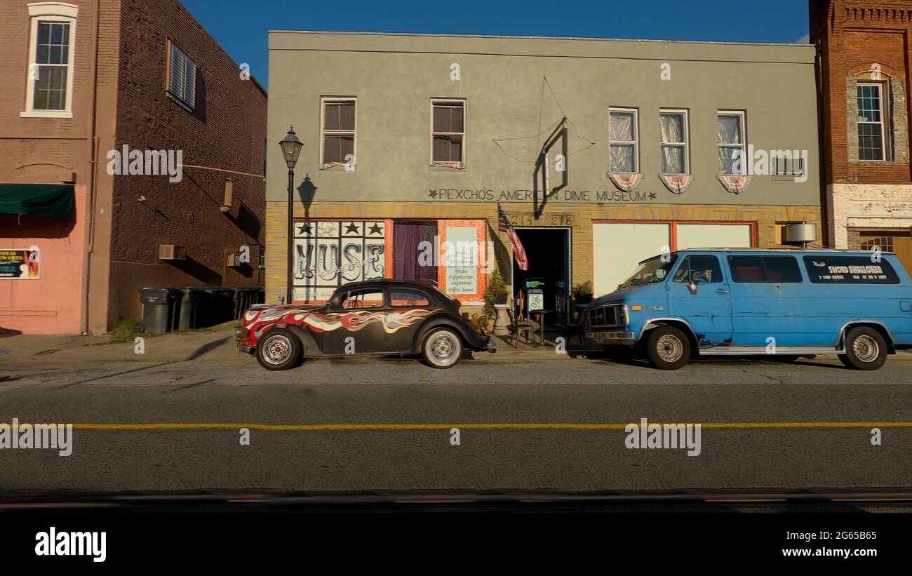 Augusta, GA USA - 07 10 20: Alter Vintage-Klassiker VW Bug mit bemalten Flammen und Altstadtgebäuden im Hintergrund Stockfoto