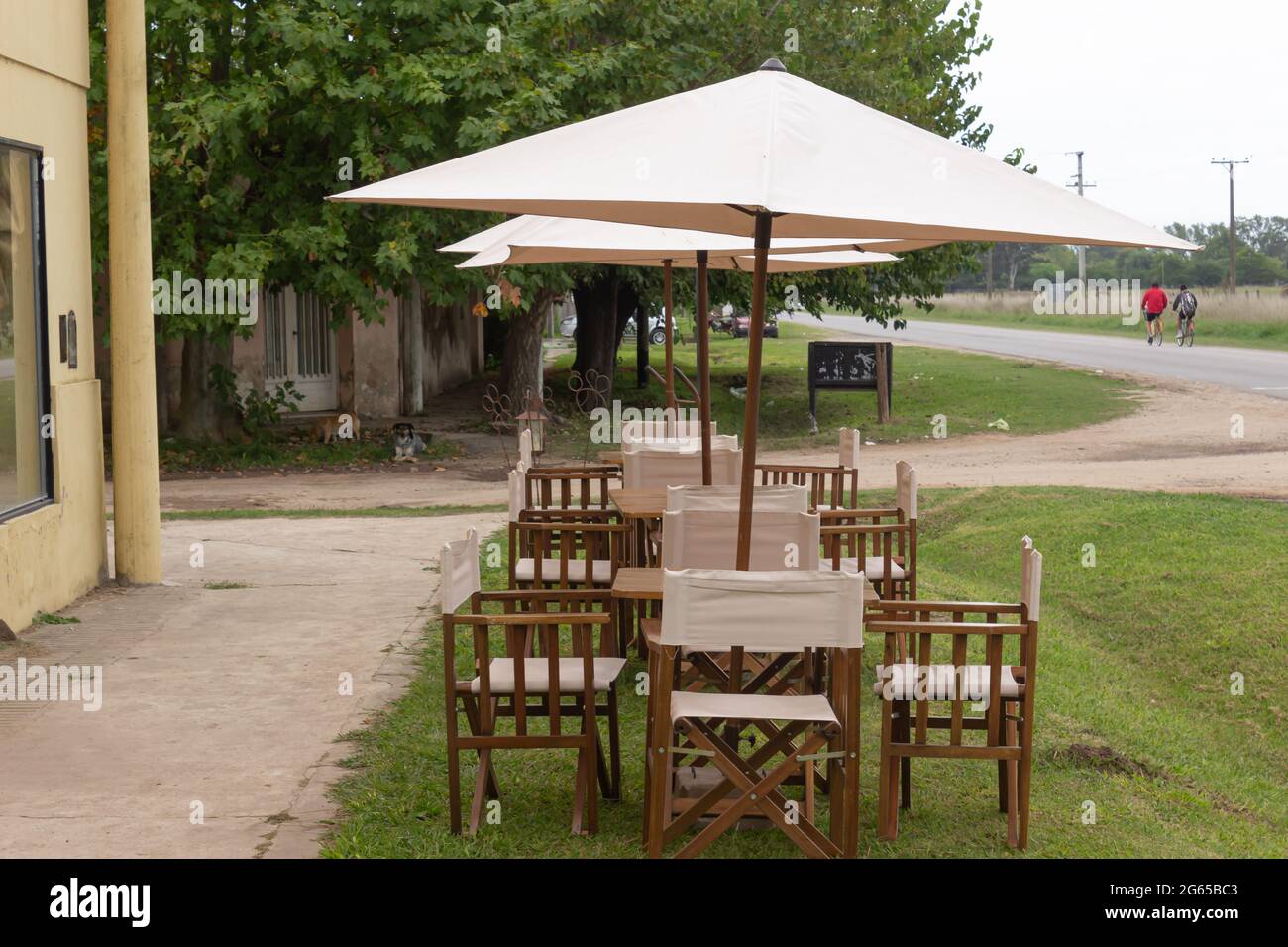 Restauranttisch im Freien ohne Personen. Stockfoto