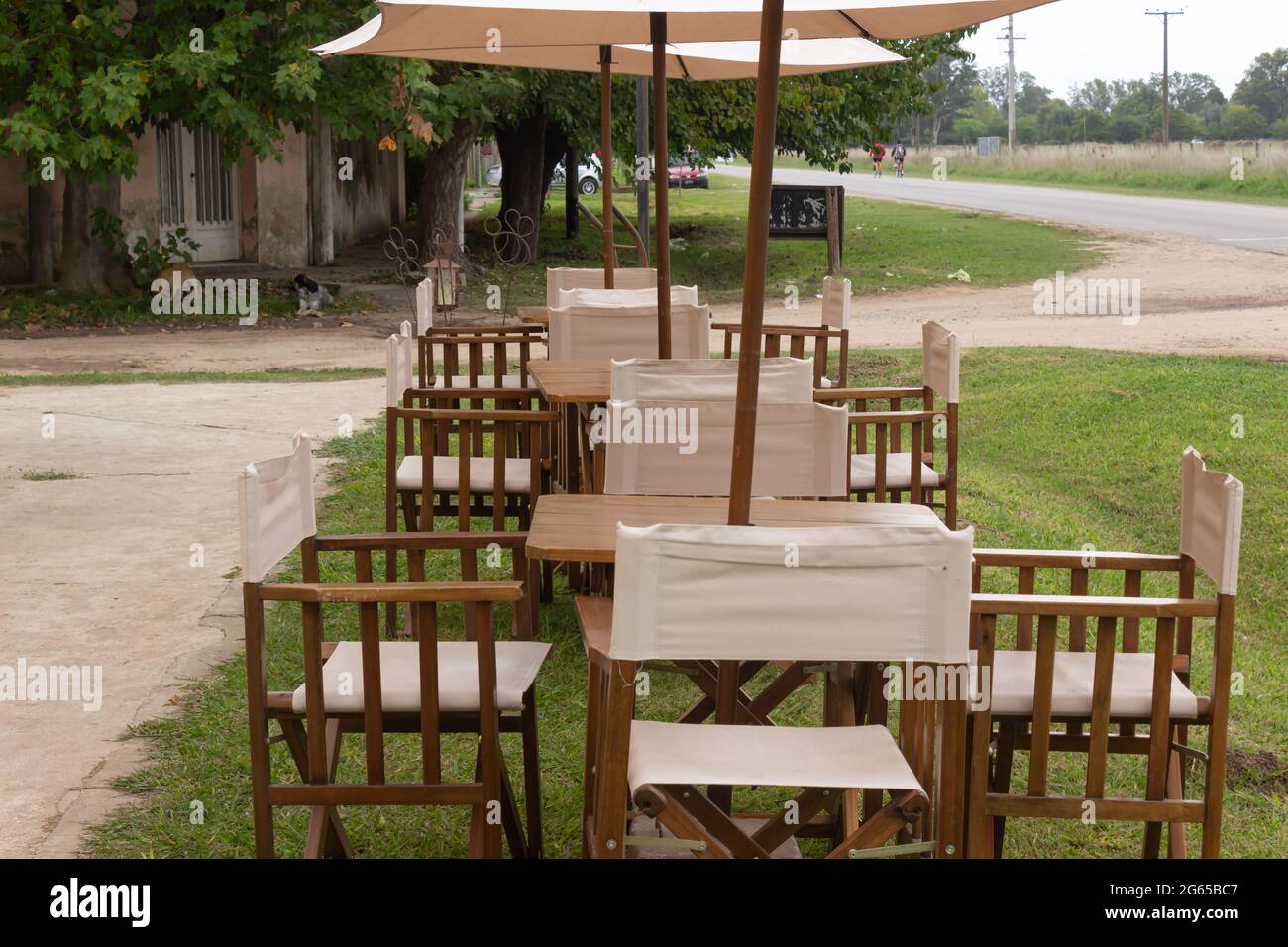 Restauranttisch im Freien ohne Personen. Stockfoto