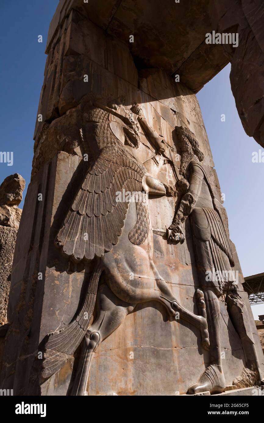 Persepolis, Saal mit hundert Säulen, Relief von Kriegern und Monstern, Hauptstadt des Achämeniden-Reiches, Fars-Provinz, Iran, Persien, Westasien, Asien Stockfoto