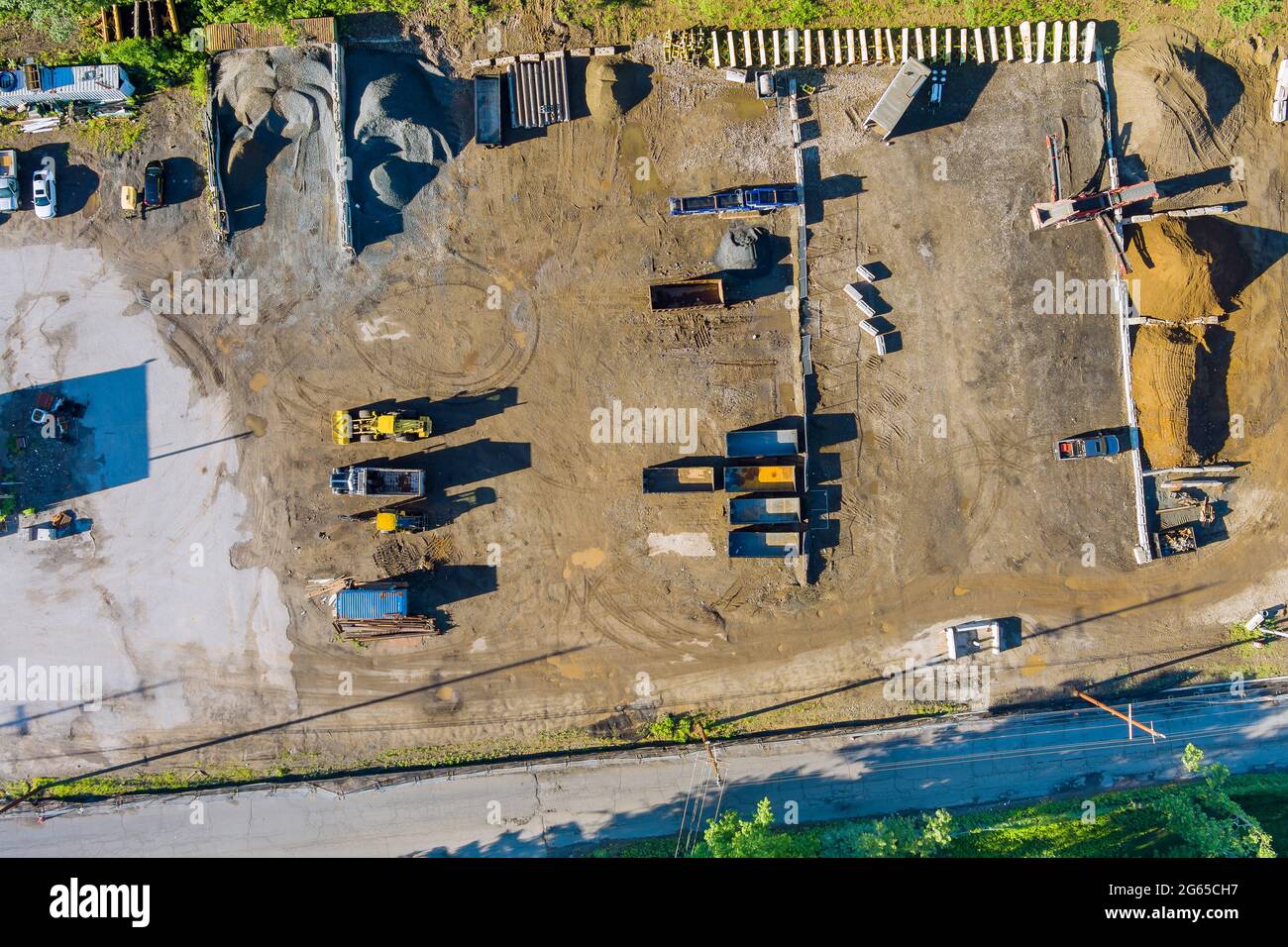 Luftaufnahme Fabrik für die Produktion von Stahlbetonpfählen für Gießbeton Stockfoto