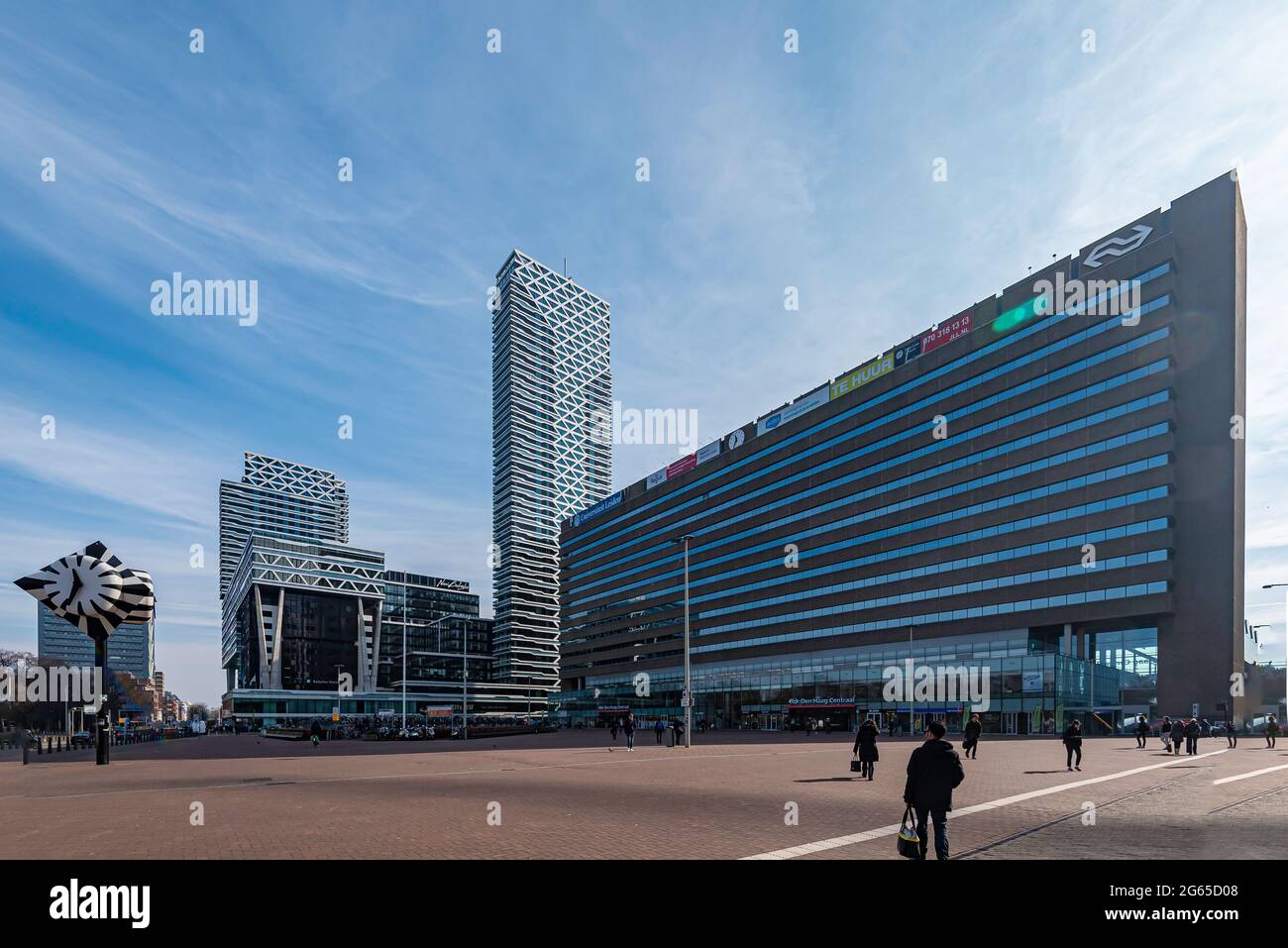 Blick auf den Eingang zum Bahnhof Den Haag und die angrenzenden Geschäftszentren. Stockfoto