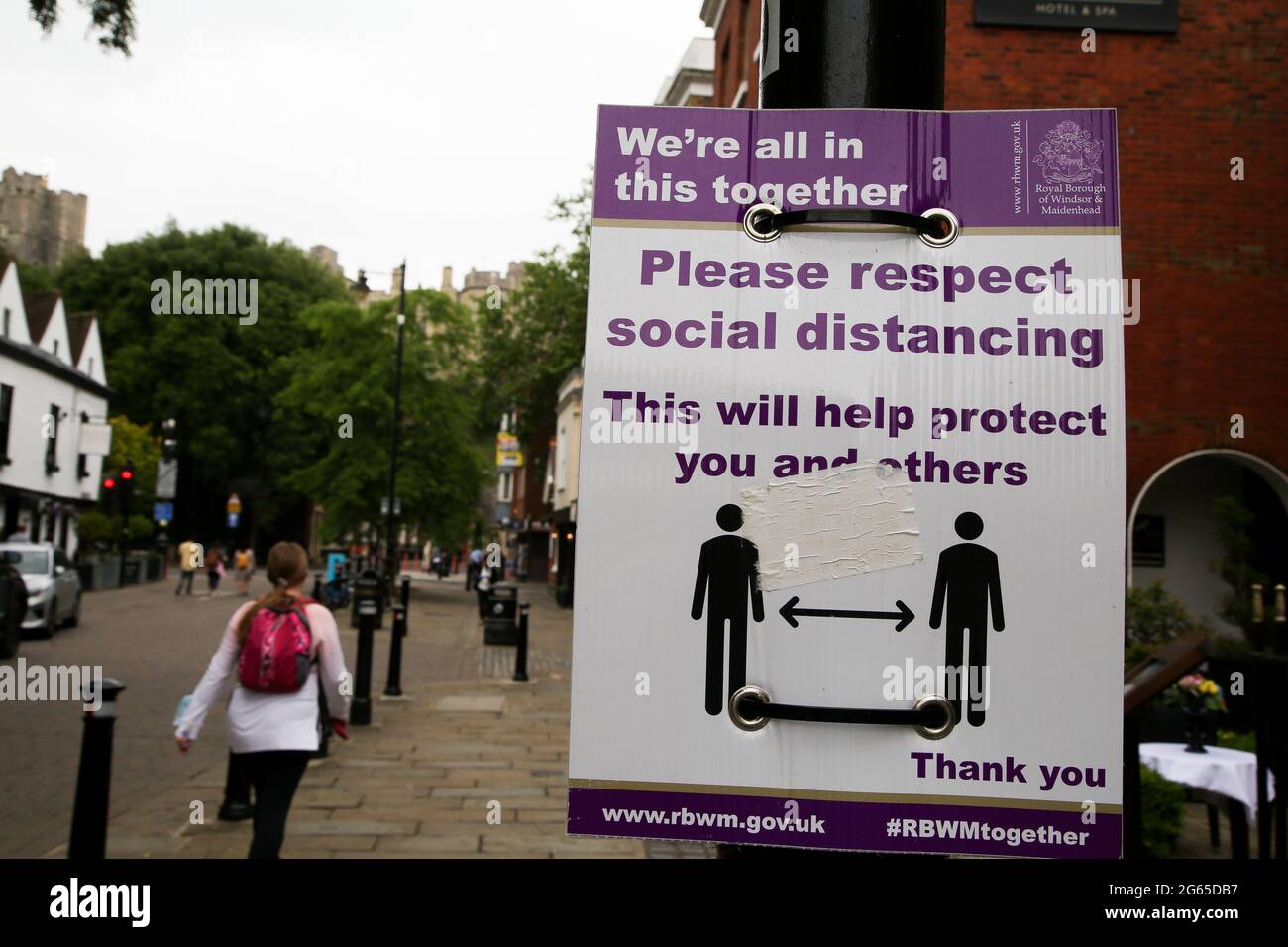 London, Großbritannien. Juli 2021. Ein Poster „Please respect Social Distancing“, das in Windsor zu sehen ist. (Foto: Dinendra Haria/SOPA Images/Sipa USA) Quelle: SIPA USA/Alamy Live News Stockfoto