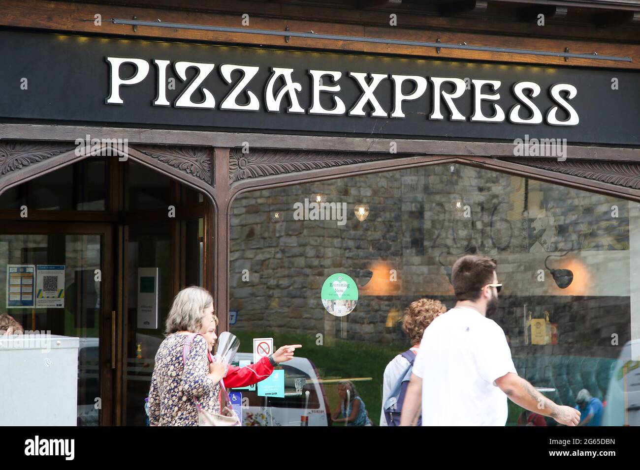 London, Großbritannien. Juli 2021. Die Menschen laufen an einer Zweigstelle des PizzaExpress in Windsor vorbei. (Foto: Dinendra Haria/SOPA Images/Sipa USA) Quelle: SIPA USA/Alamy Live News Stockfoto