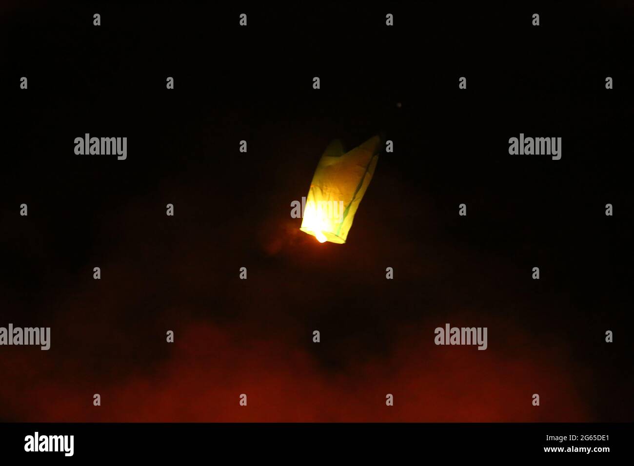 Freigabe einer hellen Himmel Laterne am Himmel, religiöse Feier des glücklichen Diwali, Fanush am Himmel, glücklich diwali Feier konzeptionellen Hintergrund. Stockfoto