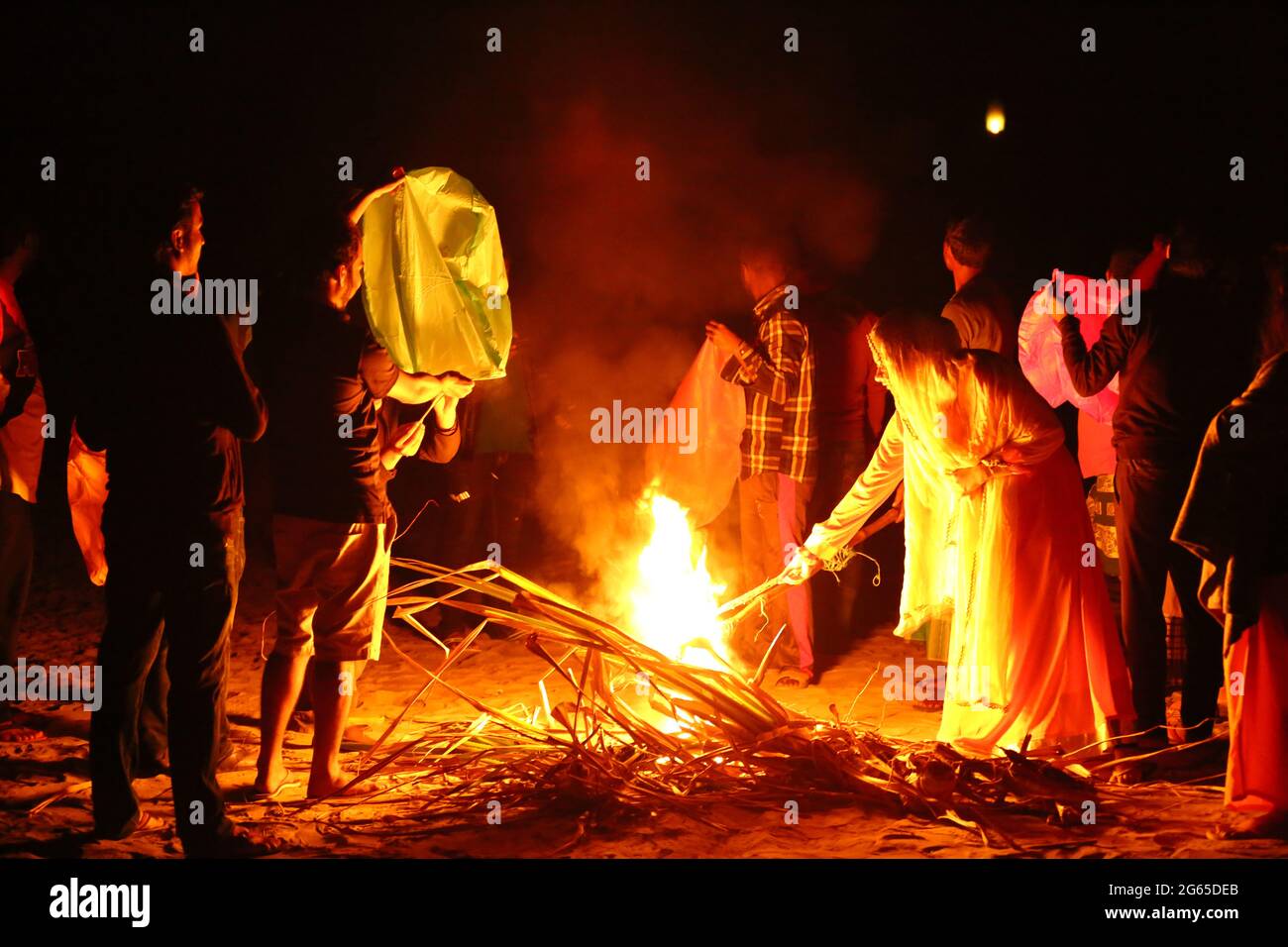 Beim Proberona-Vollmondfestival in keang mor, Bandarban, Bangladesch versuchen die Menschen, Papierlaternen anzuzünden. Stockfoto