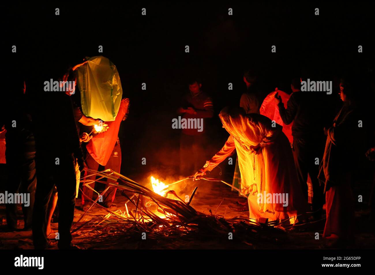 Ein buddhistischer Mönch mit seinen Schülern versucht, eine Papierlaterne am Ujani para Buddhist Temple in Bandarban, Bangladesch, zu fliegen. Stockfoto