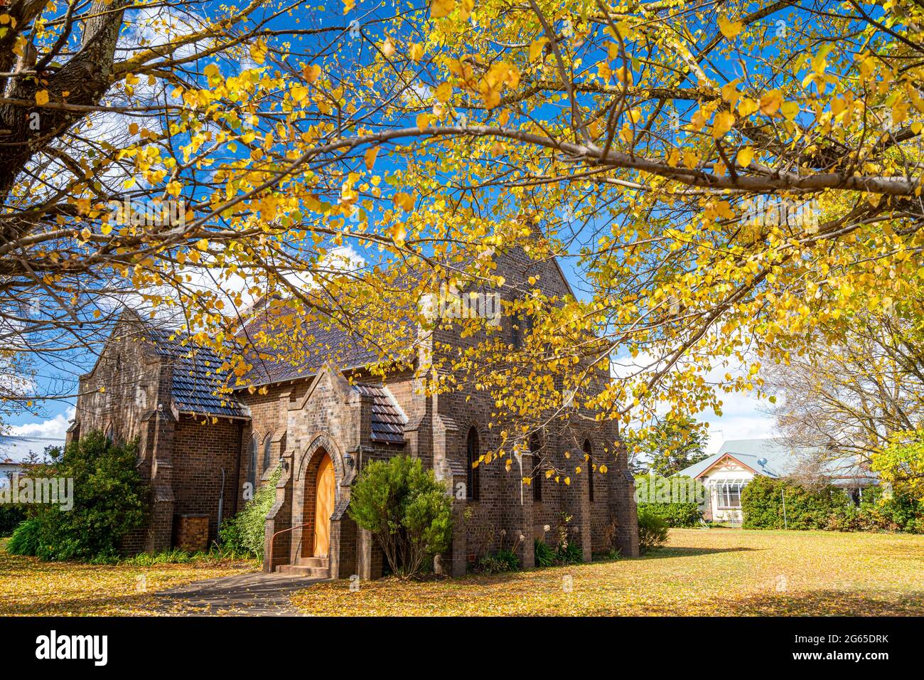 St. James Anglican Church, umgeben von Bäumen mit bunten Herbstblättern, Guyra, NSW, Australien Stockfoto