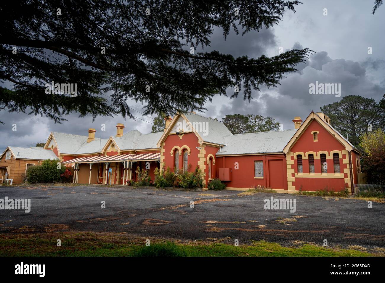 Blick auf die Vorderseite des jetzt stillstehen historischen Glen Innes Railway Station, Glen Innes, NSW Australien Stockfoto