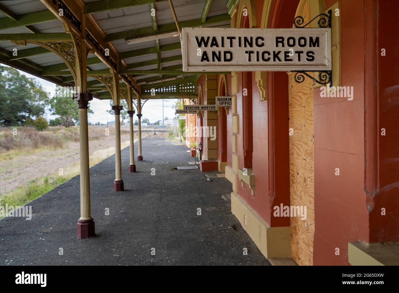 Wartesaal-Schild am Bahnsteig am jetzt stillstehenden historischen Bahnhof Glen Innes, Glen Innes, NSW Australien Stockfoto
