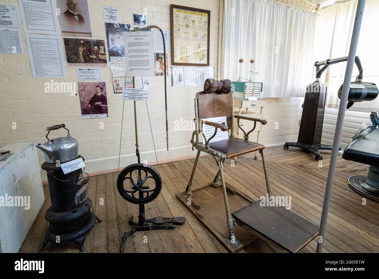 Zahnarztstuhl mit Fußantrieb, ausgestellt im Land of the Beardies