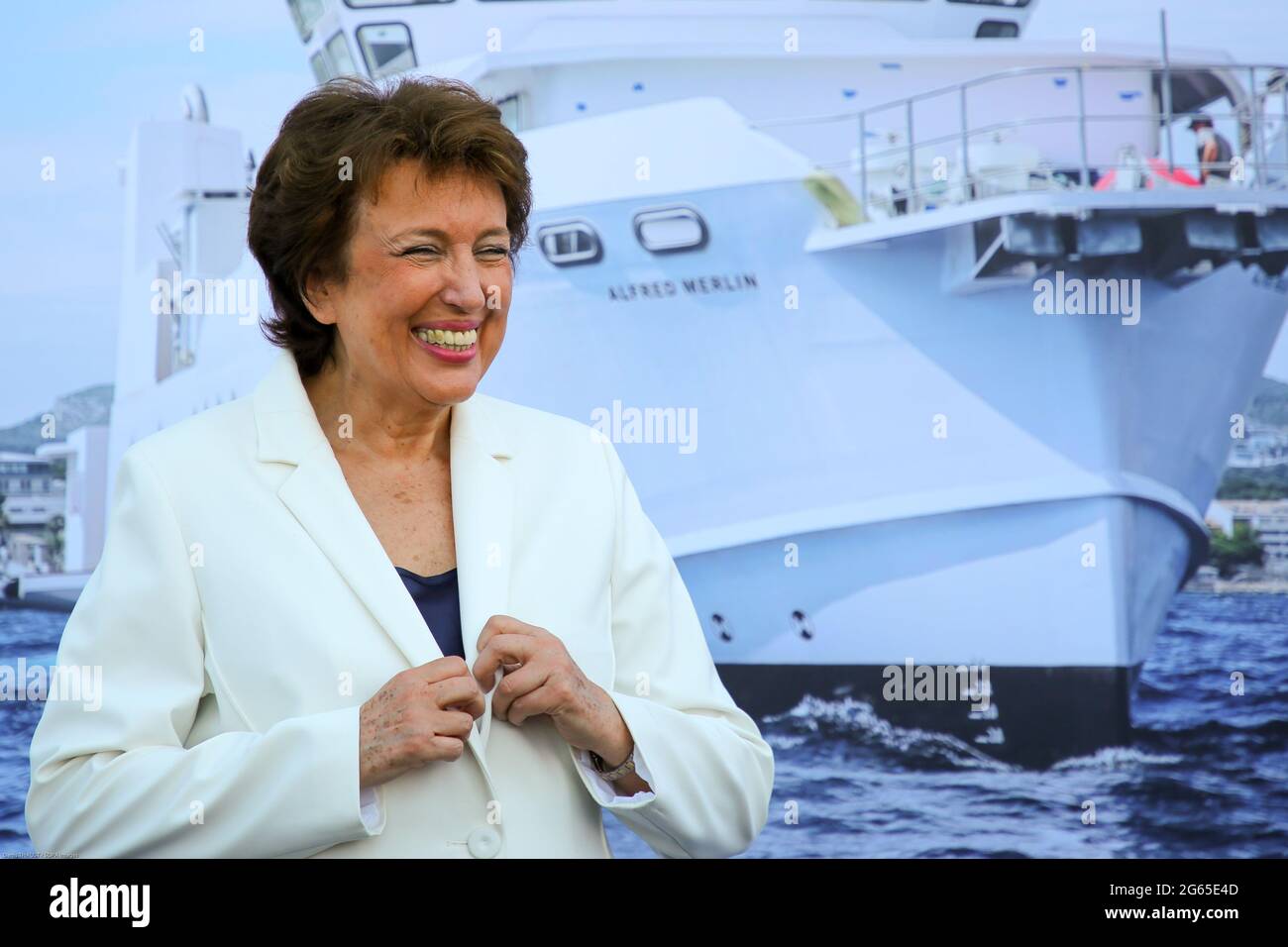 Marseille, Frankreich. Juli 2021. Die französische Kulturministerin Roselyne Bachelot, die bei der Einweihung des archäologischen Forschungsschiffes gesehen wurde.die Alfred Merlin, das Flaggschiff der französischen Wissenschaftsflotte, wird auf der Suche nach etwa 200,000 Wracks, die in den französischen Meeresgebieten verloren gegangen sind, durch die Meere segeln. Kredit: SOPA Images Limited/Alamy Live Nachrichten Stockfoto