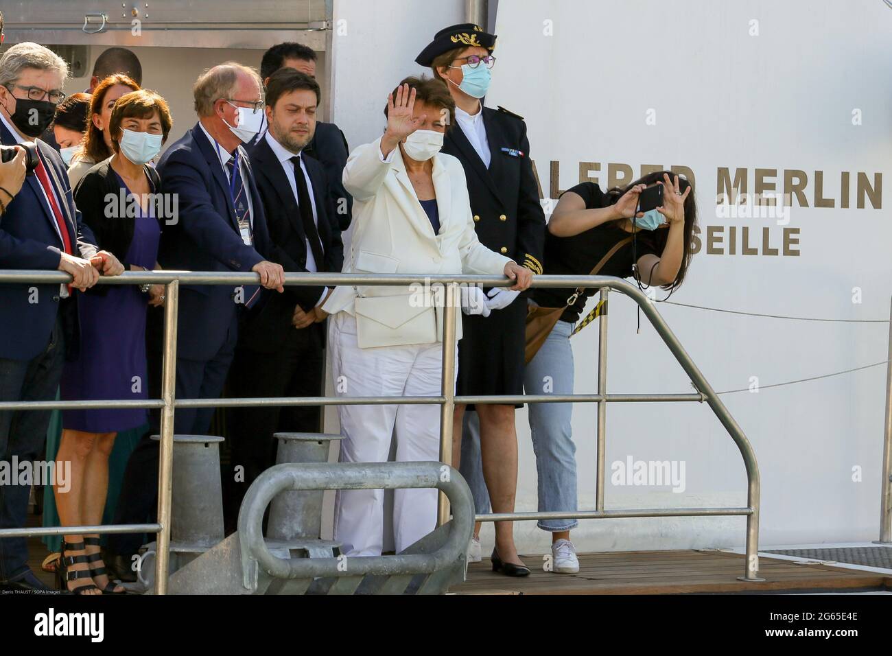Marseille, Frankreich. Juli 2021. Kulturminister Roselyne Bachelot auf dem Deck des Schiffes Alfred Merlin während der Einweihung des archäologischen Forschungsschiffes.der Alfred Merlin, Flaggschiff der französischen Wissenschaftsflotte, wird auf der Suche nach rund 200,000 Wracks, die in den französischen Seegebieten verloren gegangen sind, über die Meere segeln. Kredit: SOPA Images Limited/Alamy Live Nachrichten Stockfoto
