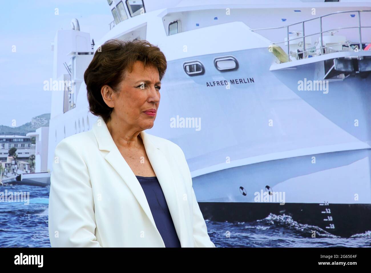 Marseille, Frankreich. Juli 2021. Die französische Kulturministerin Roselyne Bachelot, die bei der Einweihung des archäologischen Forschungsschiffes gesehen wurde.die Alfred Merlin, das Flaggschiff der französischen Wissenschaftsflotte, wird auf der Suche nach etwa 200,000 Wracks, die in den französischen Meeresgebieten verloren gegangen sind, durch die Meere segeln. Kredit: SOPA Images Limited/Alamy Live Nachrichten Stockfoto