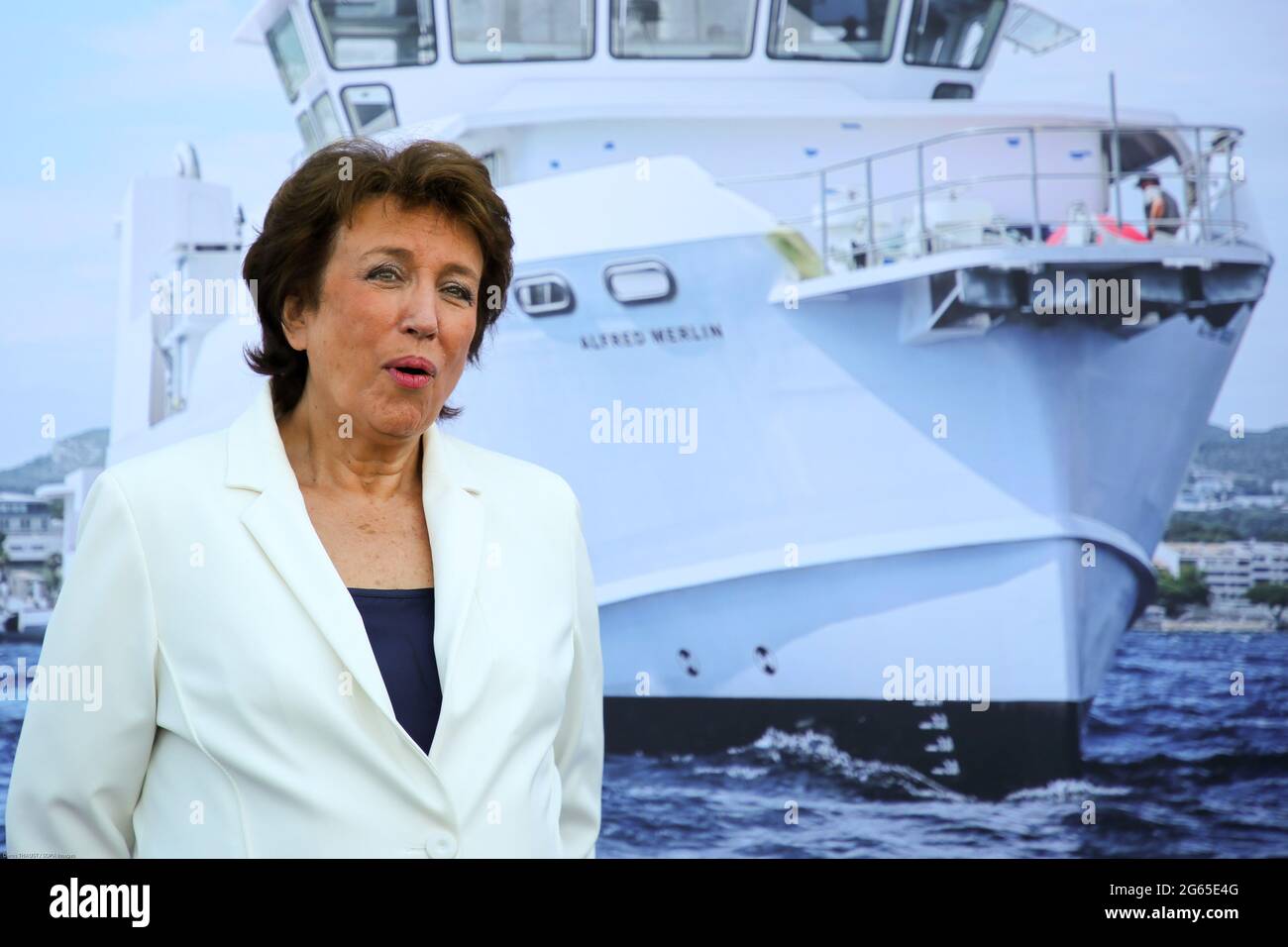 Marseille, Frankreich. Juli 2021. Die französische Kulturministerin Roselyne Bachelot, die bei der Einweihung des archäologischen Forschungsschiffes gesehen wurde.die Alfred Merlin, das Flaggschiff der französischen Wissenschaftsflotte, wird auf der Suche nach etwa 200,000 Wracks, die in den französischen Meeresgebieten verloren gegangen sind, durch die Meere segeln. Kredit: SOPA Images Limited/Alamy Live Nachrichten Stockfoto