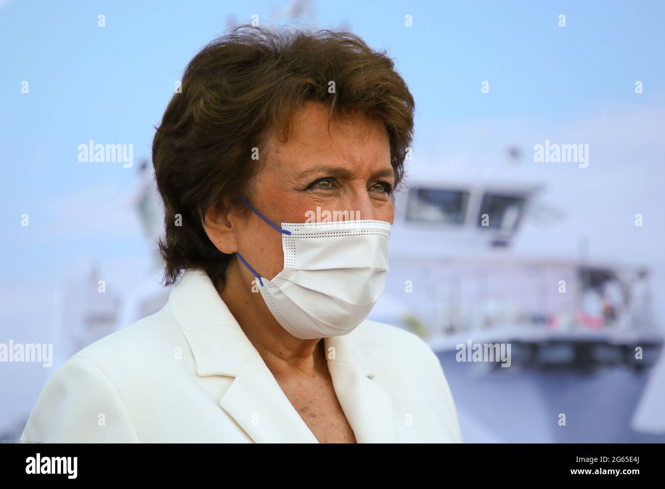 Marseille, Frankreich. Juli 2021. Die französische Kulturministerin Roselyne Bachelot, die bei der Einweihung des archäologischen Forschungsschiffes gesehen wurde.die Alfred Merlin, das Flaggschiff der französischen Wissenschaftsflotte, wird auf der Suche nach etwa 200,000 Wracks, die in den französischen Meeresgebieten verloren gegangen sind, durch die Meere segeln. Kredit: SOPA Images Limited/Alamy Live Nachrichten Stockfoto