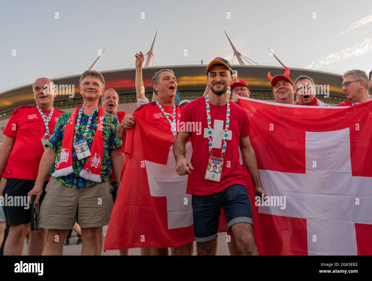 Schweizer Fußballfans in farbenfrohen Schweizer Outfits, mit Nationalflagge, nach dem UEFA EURO 2020 Spiel Schweiz-Spanien, St. Petersburg, Russland Stockfoto