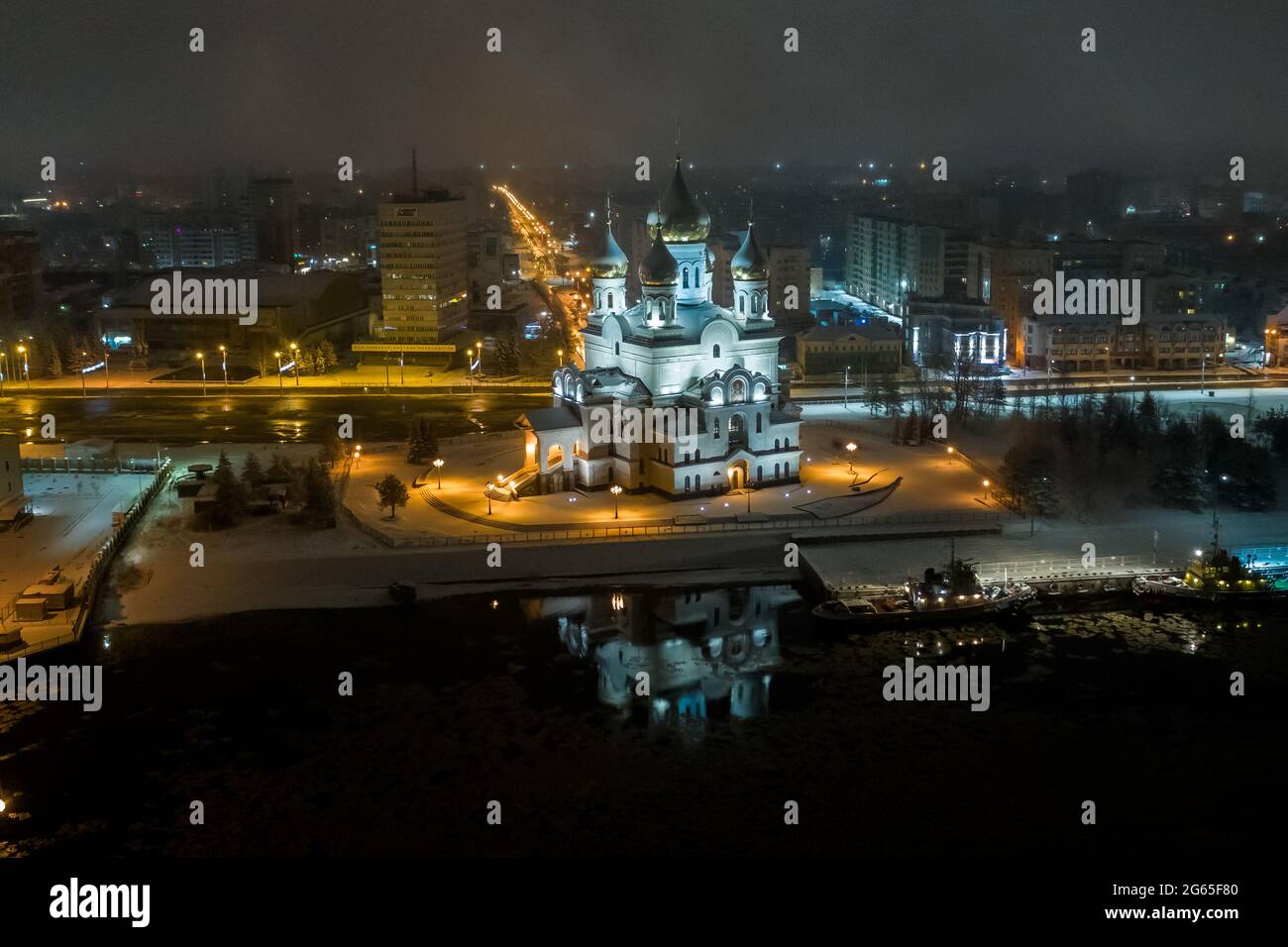 Archangelsk, Russland - 25. November 2020:Blick auf die Kirche von oben in der Nacht. Kirche in der Nacht in den Lichtern der Erleuchtung. Stockfoto