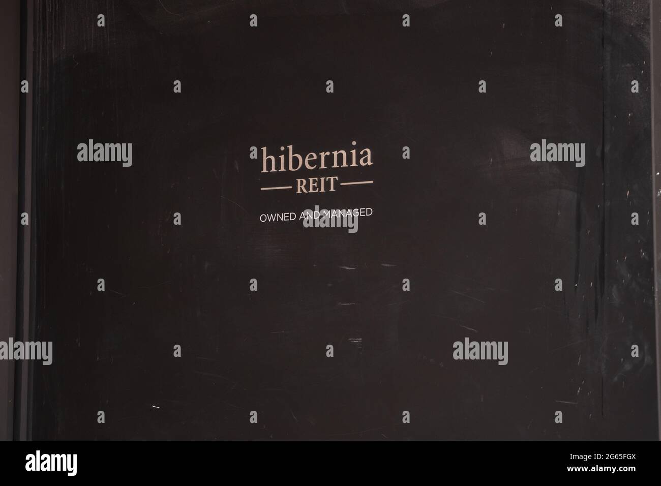 Dublin 2, Dublin City, Irland, 28. Juni 2021. Unterschreiben Sie das Gebäude, das von Hibernia REIT in der Fenian Street, Dublin, geleitet wird Stockfoto