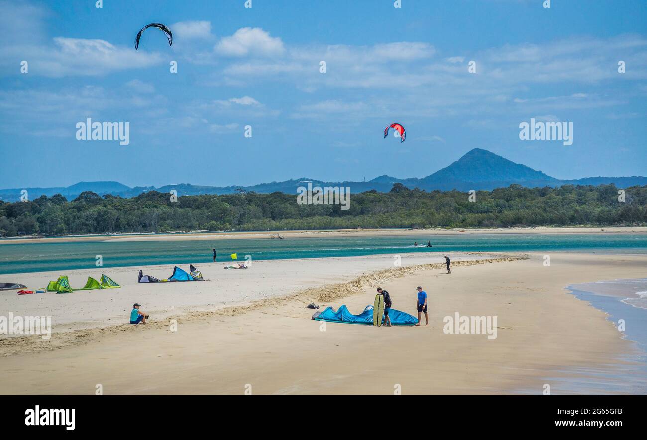 Kitesurfen in Sandy Cove in der Mündung des Noosa River bei Noosa Heads, Sunshine Coast, Queensland, Australien Stockfoto