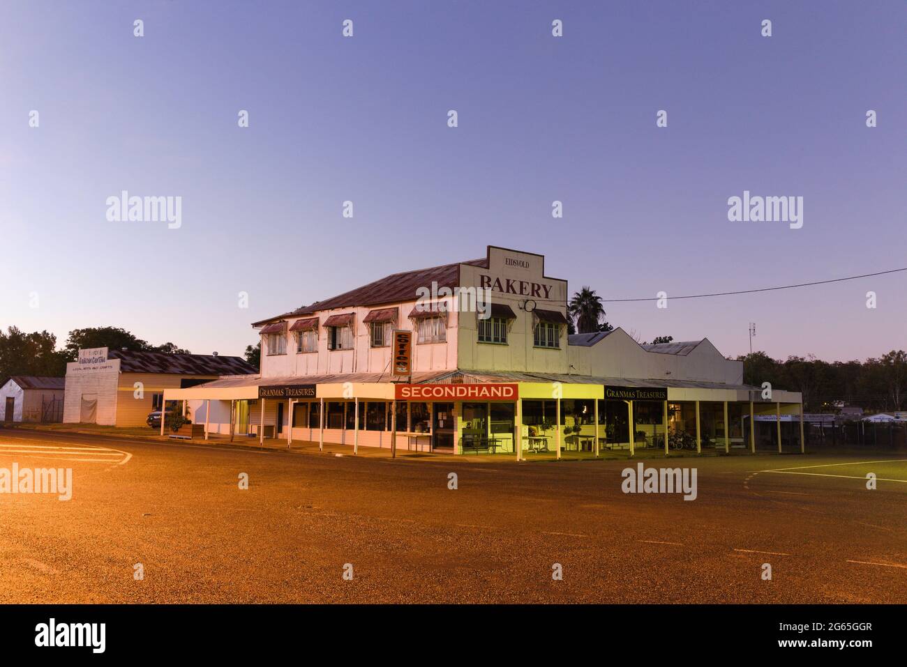 FMR Condoleons Store (1937) damals ein Bakery, jetzt Möbelgeschäft, Moreton Street, Eidsvold North Burnett Region Queensland Australia. Stockfoto