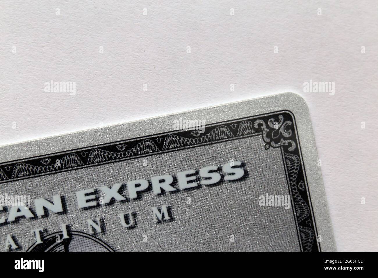 American Express Platinum (Amex Platinum) Karte in einer Nahaufnahme - dies ist die alte Amex Platinum Karte aus Kunststoff. April 2020, Espoo, Finnland. Stockfoto