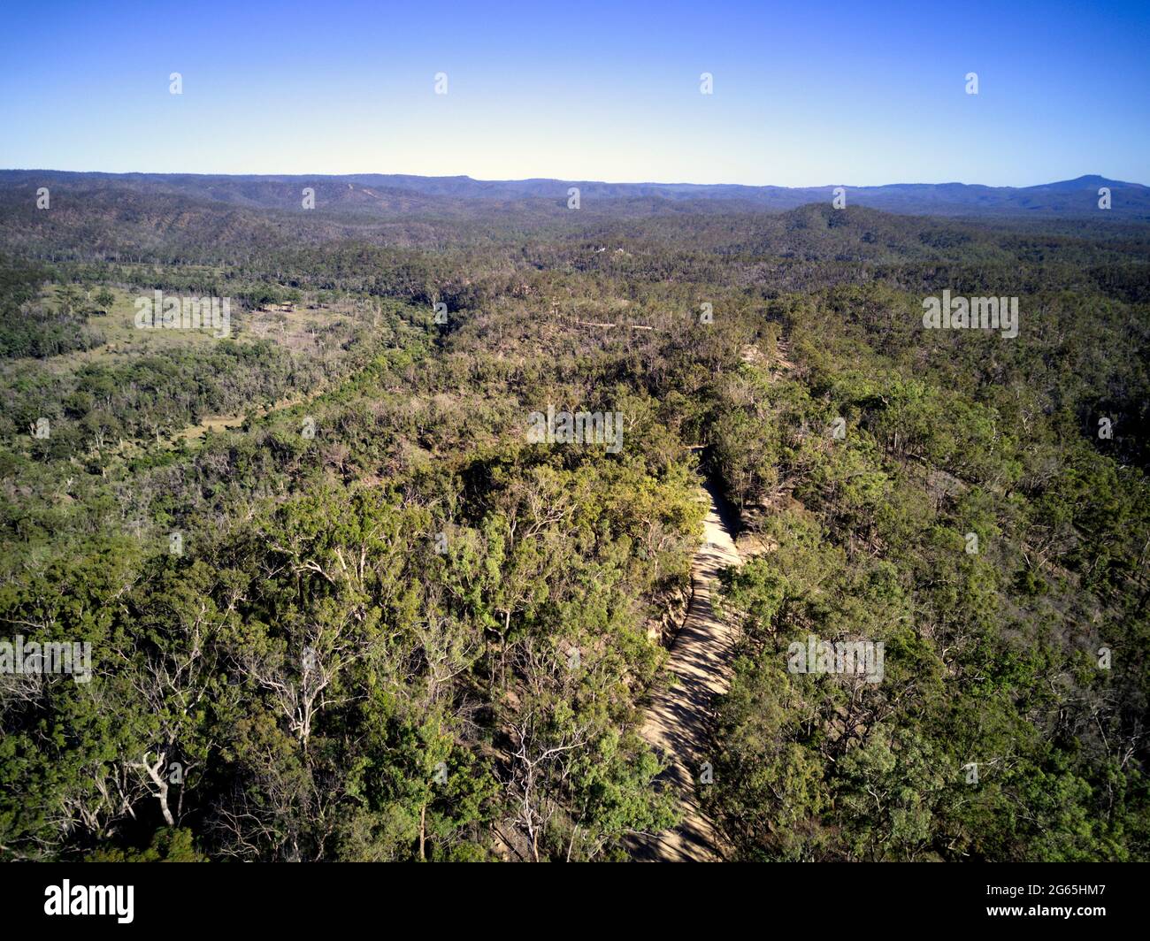 Luftaufnahme der bewaldeten Quellgebiete des Kolan River in der Ortschaft Molangul Queensland Australia Stockfoto