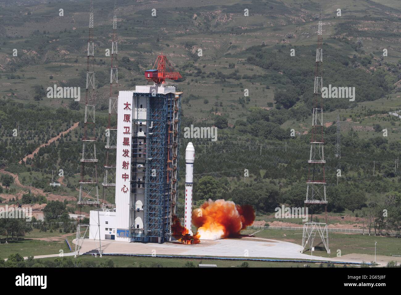 Taiyuan. Juli 2021. Eine lange März-2D-Rakete, die den Satelliten Jilin-1 01B trägt, explodiert vom Taiyuan Satellitenstartzentrum in der nordchinesischen Provinz Shanxi, 3. Juli 2021. Dies war die 376. Flugmission der Raketenserie „Long March“, teilte das Startrampenzentrum mit. Quelle: Zheng Taotao/Xinhua/Alamy Live News Stockfoto