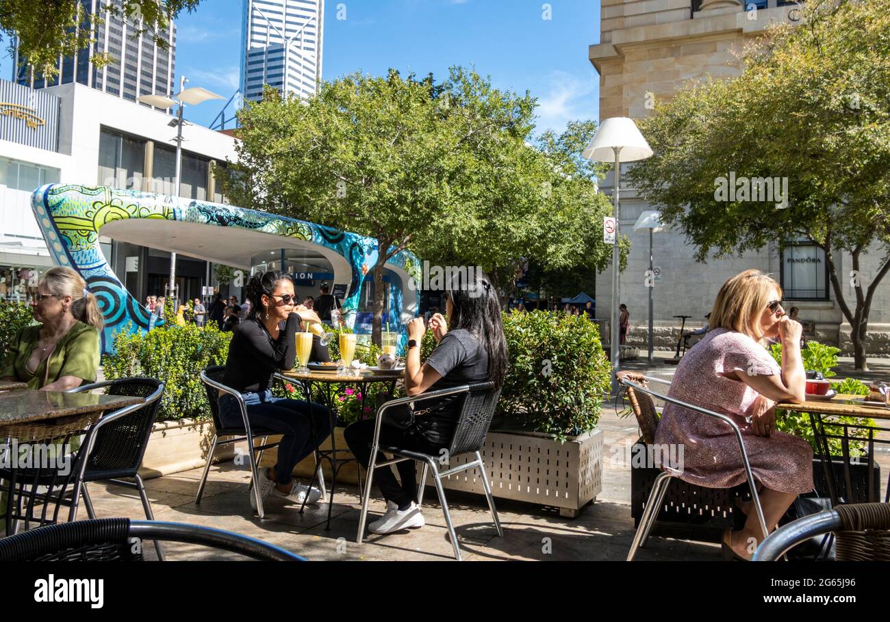 Sonniges Café im Zentrum von Perth mit weiblichen Gästen Stockfoto