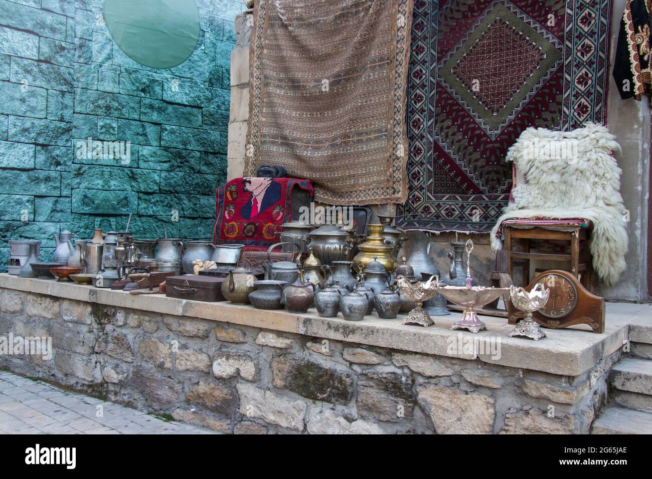 Antike Souvenirs zum Verkauf in Baku. Souvenirladen in der Altstadt. Stockfoto