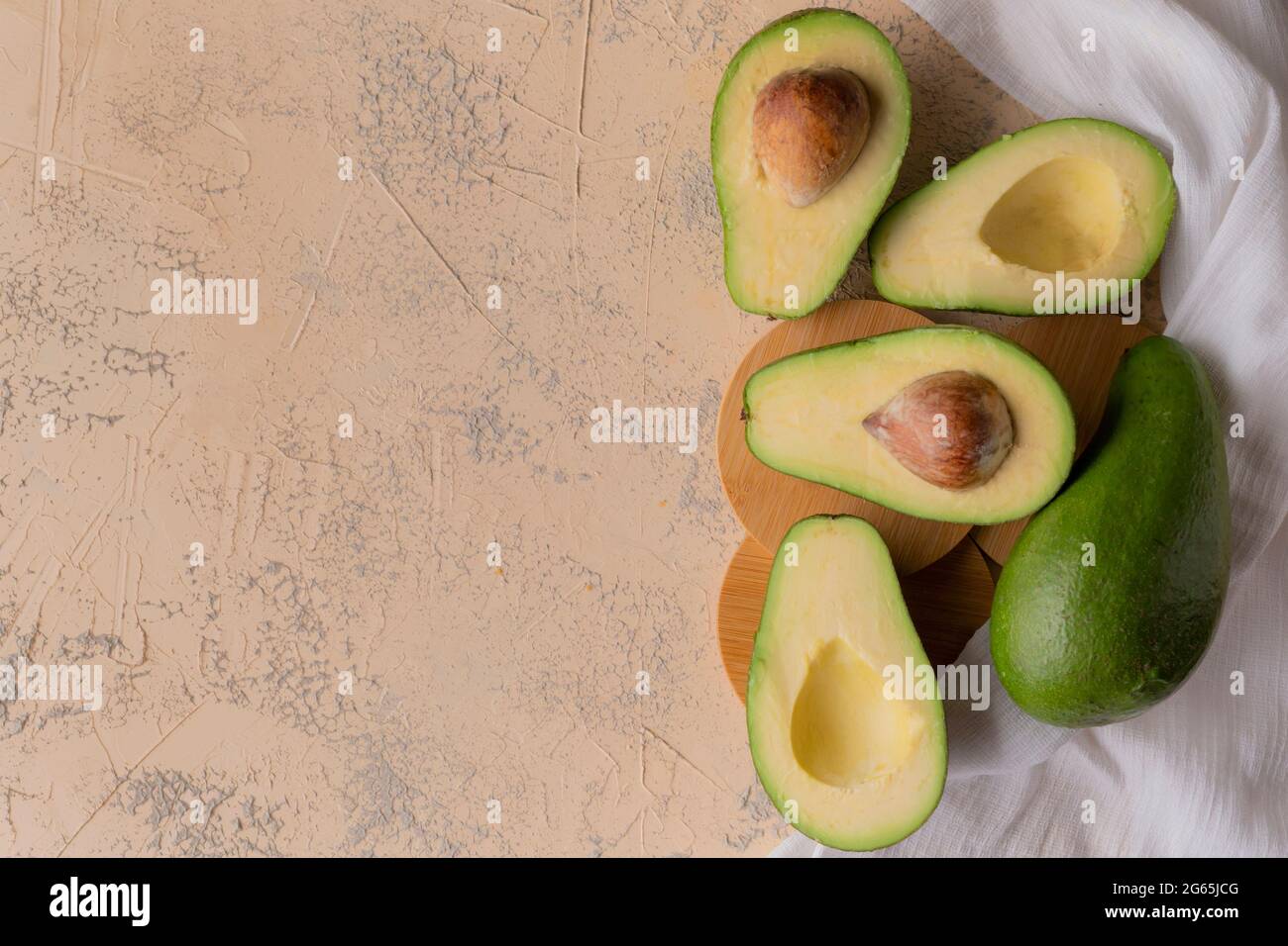 Frische Bio in einer halben Avocado flach geschnitten auf dem Tisch isoliert liegen Stockfoto