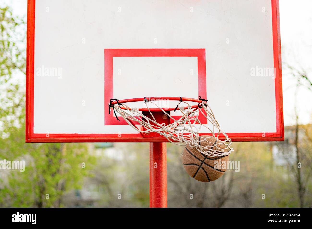 Ball trifft oder erzielt den Korb, blauer Himmel auf dem Hintergrund, Erfolgskonzept Stockfoto