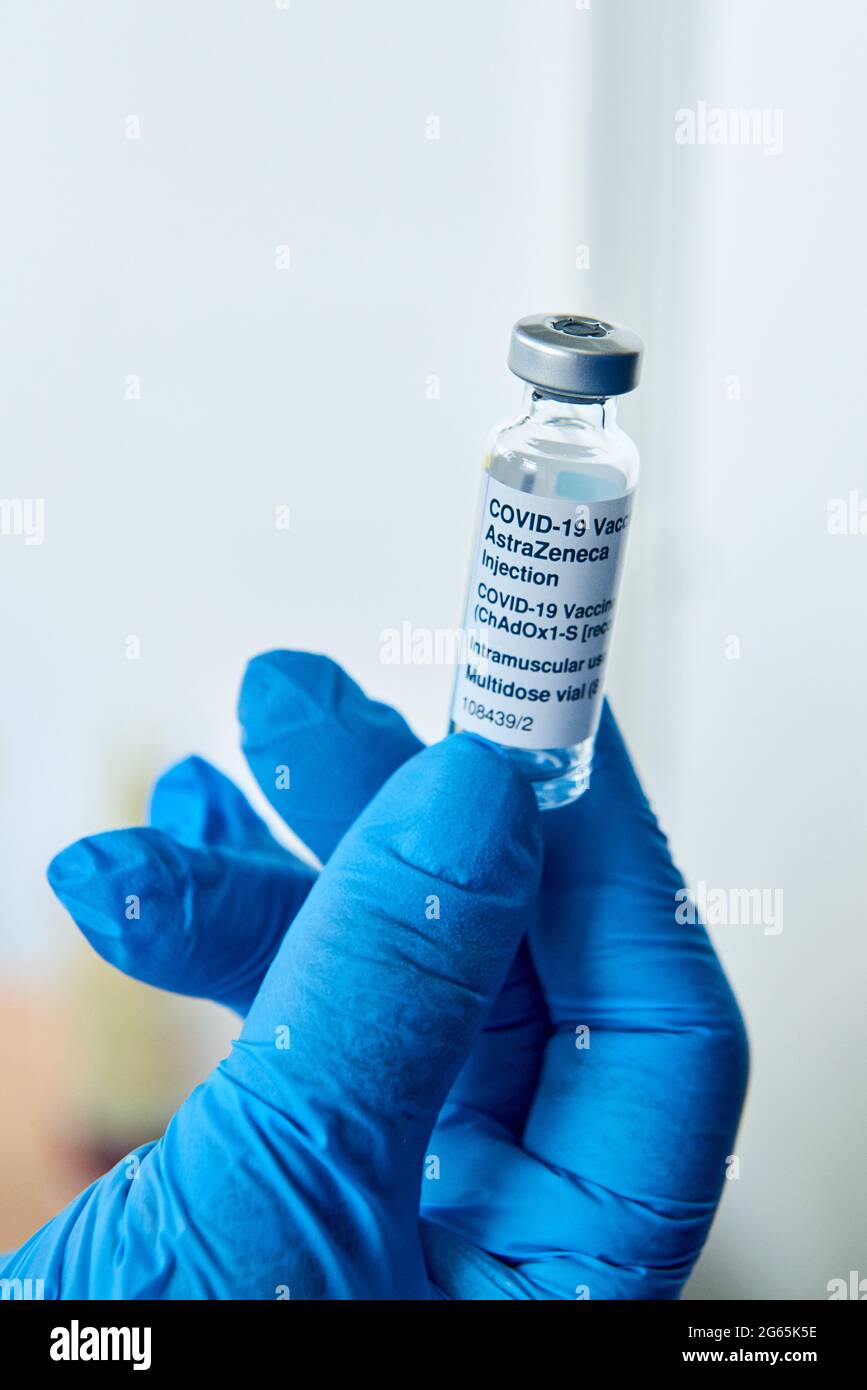 Fläschchen und Spritze des Impfstoffes COVID-19 von AstraZeneca. Stockfoto